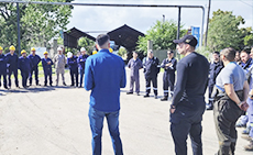 REUNION CON LOS INSPECTORES EN EL POLO PETROLERO DE DOCK SUD